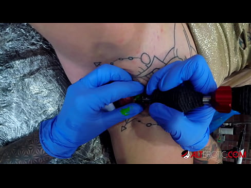 ❤️ Extreem getatoeëerde hottie Sully Savage kreeg een tatoeage op haar clitoris ️ Just porno at nl.mrpornogratis.ru ❌️ ❌️❤